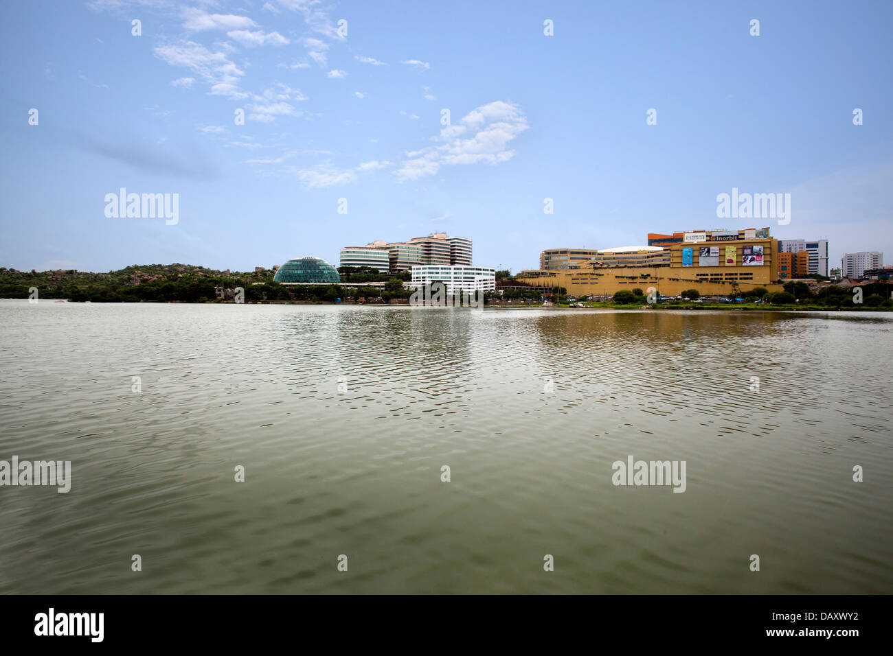 See mit Gebäuden im Hintergrund, Rangareddy, Andhra Pradesh, Indien Stockfoto