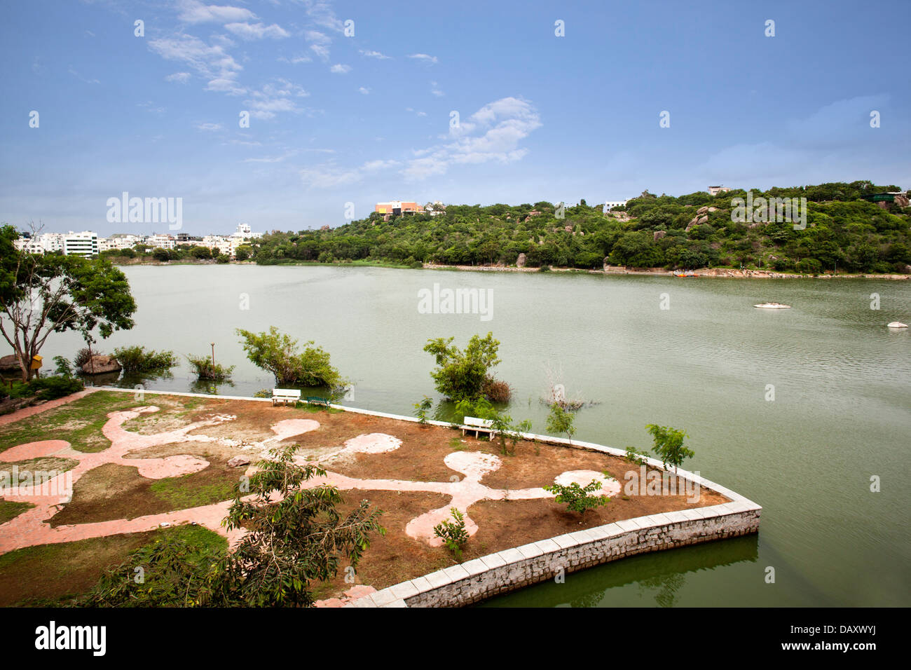 See mit Hügeln im Hintergrund, Durgam Cheruvu See, Rangareddy, Andhra Pradesh, Indien Stockfoto