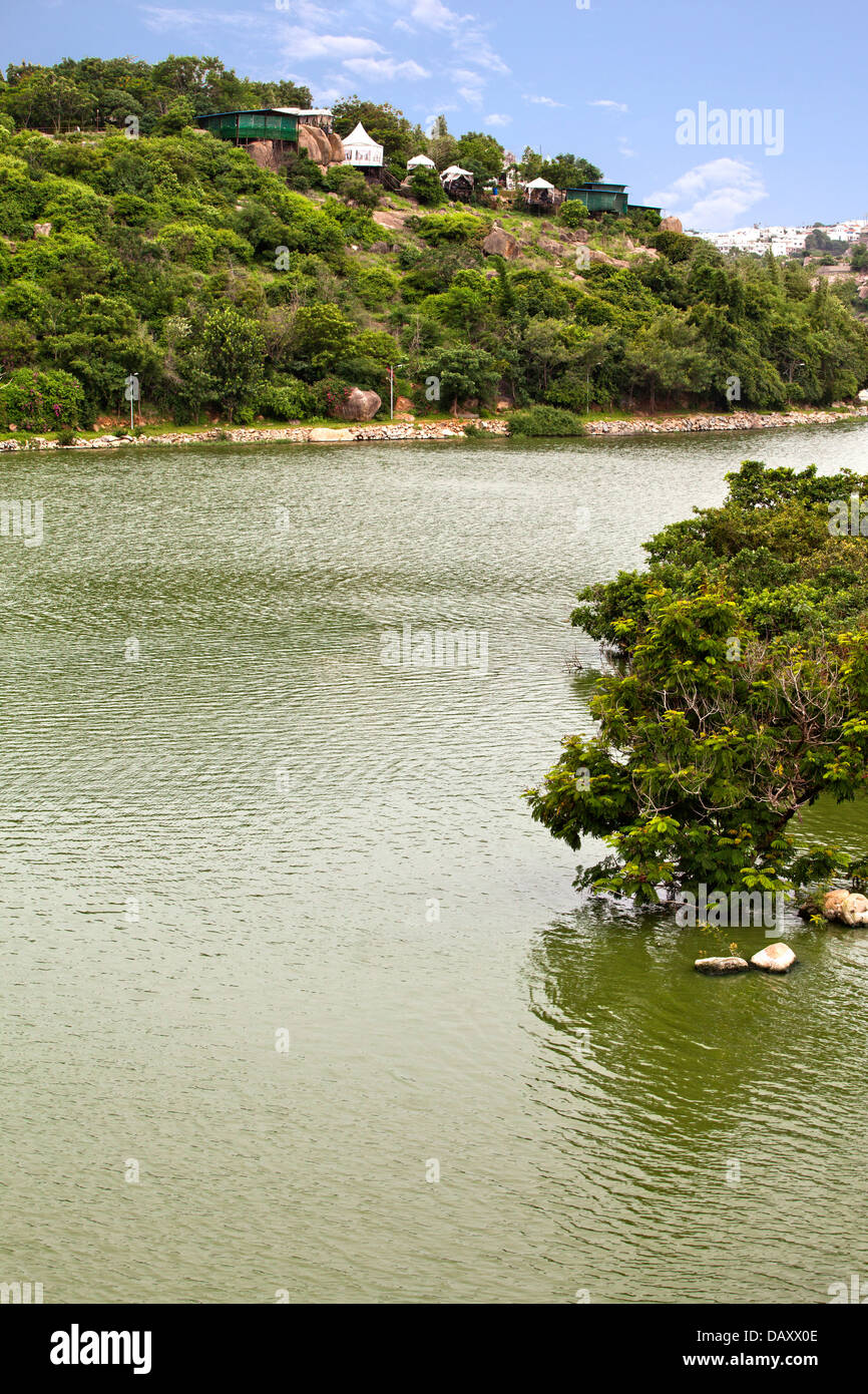 See, umgeben von Hügeln, Durgam Cheruvu See, Rangareddy, Andhra Pradesh, Indien Stockfoto