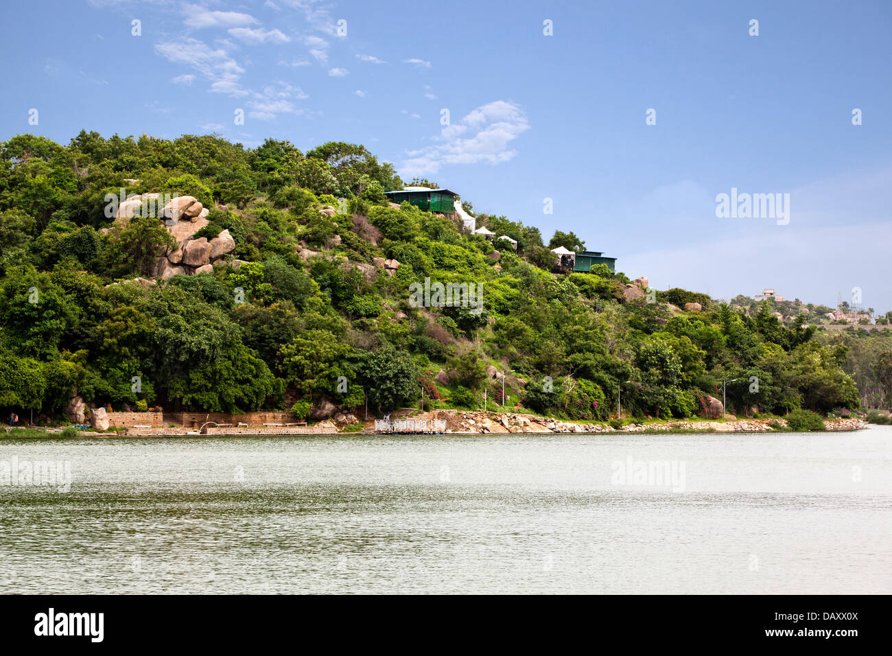 See mit Hügel im Hintergrund, Durgam Cheruvu See, Rangareddy, Andhra Pradesh, Indien Stockfoto