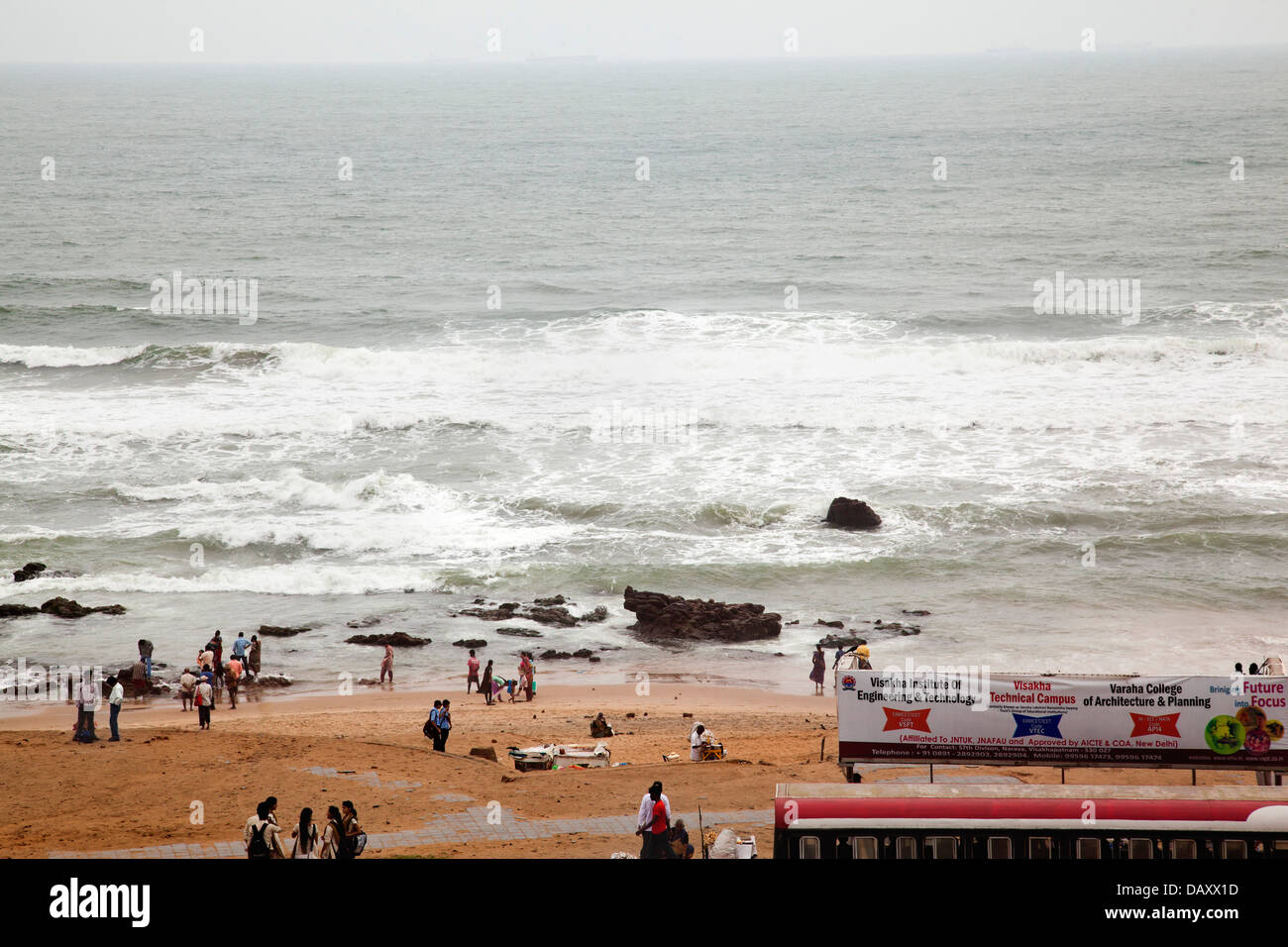 Touristen genießen am Strand, Visakhapatnam, Andhra Pradesh, Indien Stockfoto