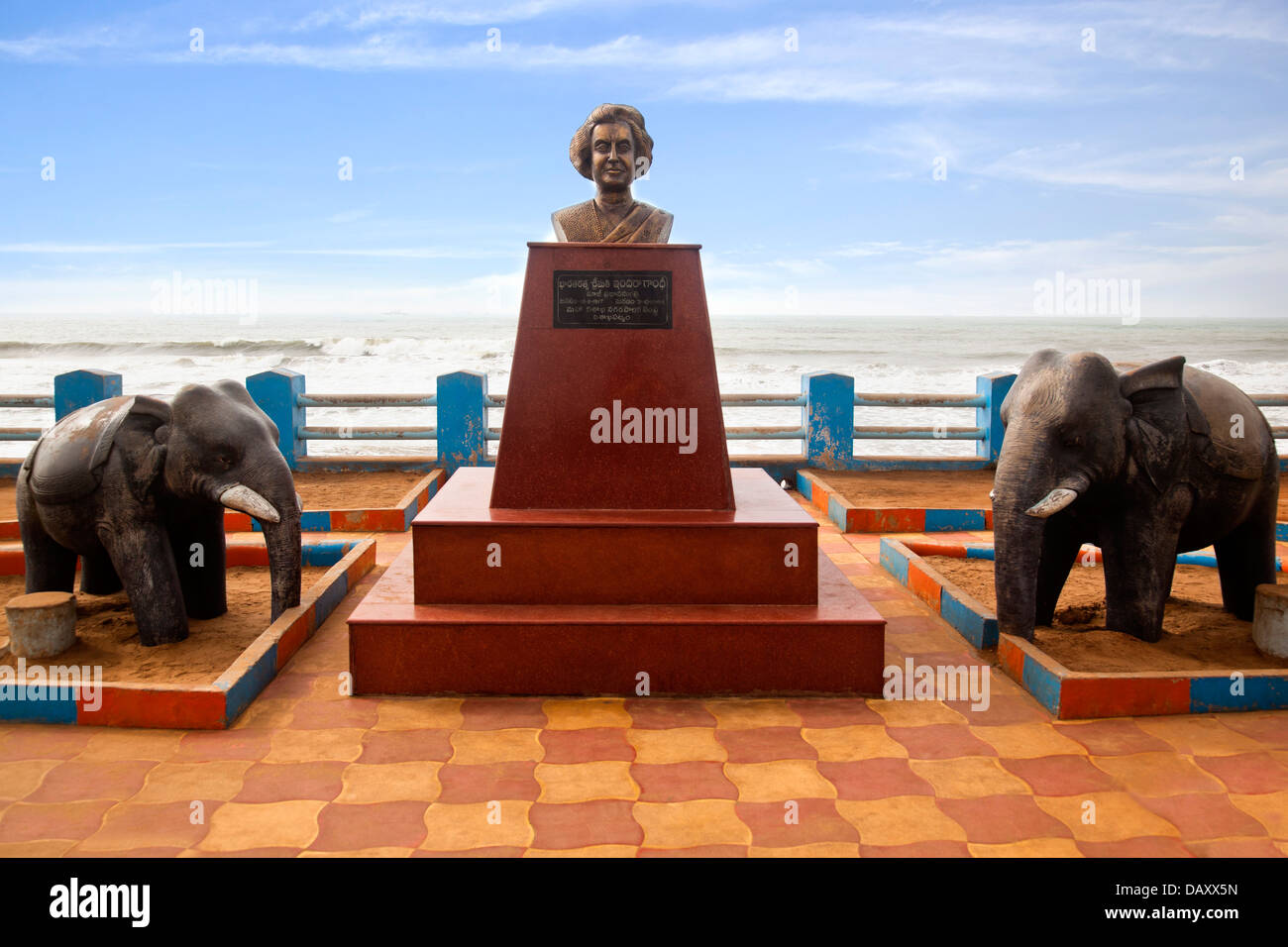 Büste von Indira Gandhi am Strand, Visakhapatnam, Andhra Pradesh, Indien Stockfoto