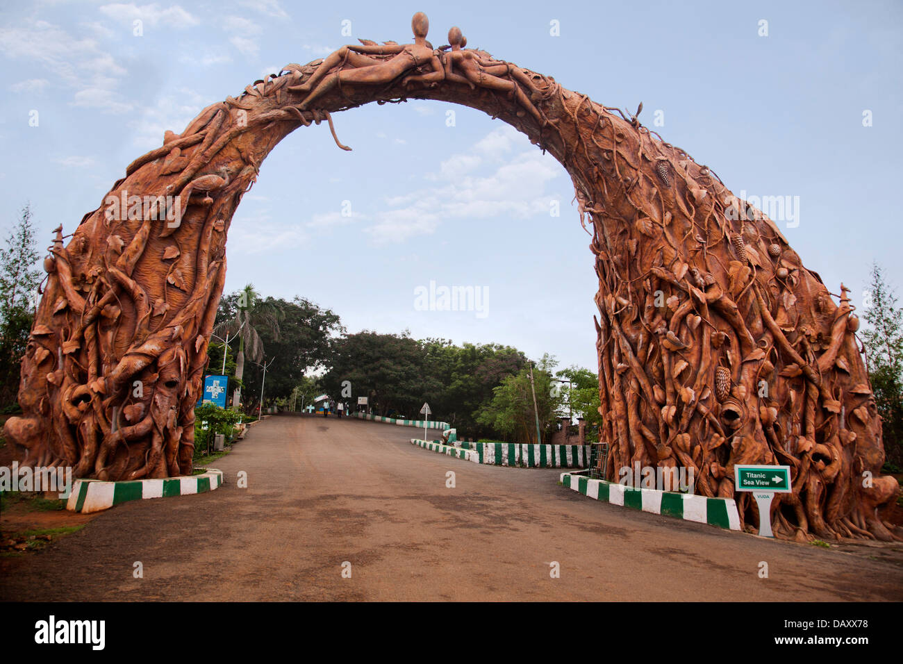 Torbogen geschnitzt mit menschliche Skulpturen am Parkeingang, Kailasagiri Park, Visakhapatnam, Andhra Pradesh, Indien Stockfoto