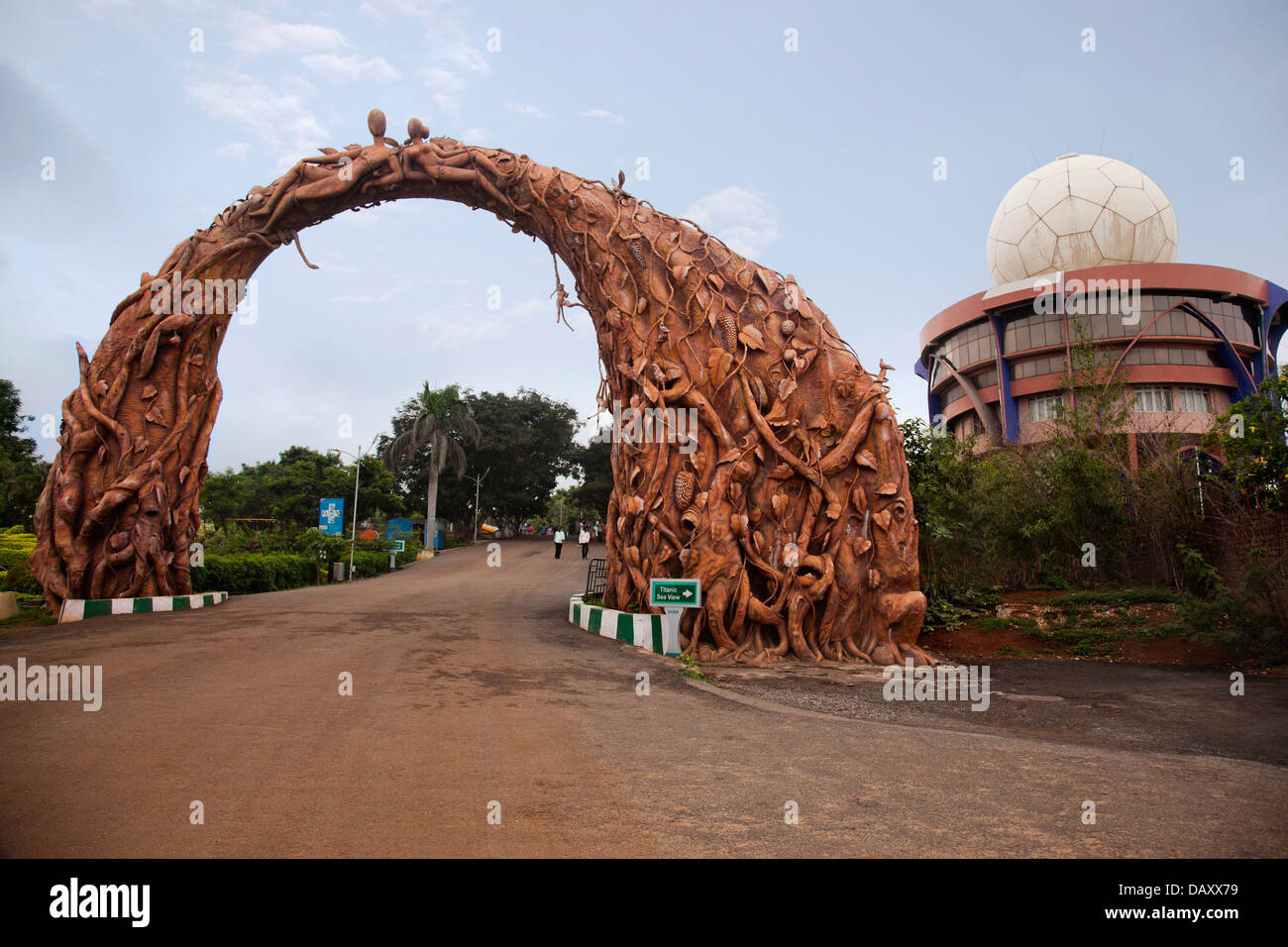 Torbogen geschnitzt mit menschliche Skulpturen am Parkeingang, Kailasagiri Park, Visakhapatnam, Andhra Pradesh, Indien Stockfoto