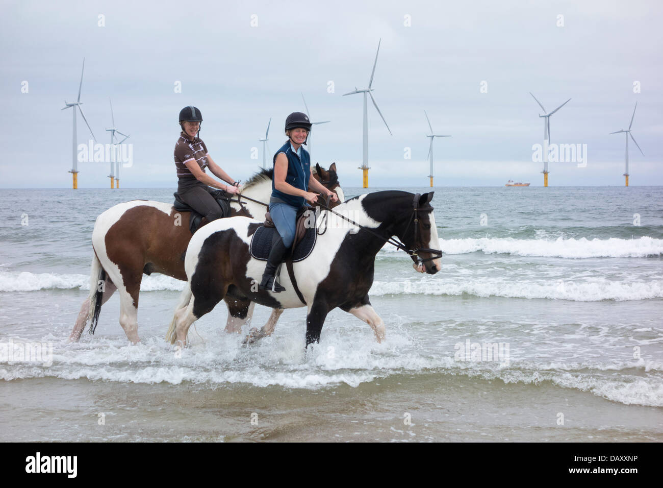 Samstag, 20. Juli 2013, Redcar, Nord-Ost-England, Vereinigtes Königreich. Reiter, um das Beste aus den kühleren Bedingungen auf Redcar Strand. Temperaturen werden voraussichtlich steigen wieder nach dem Wochenende Credit: ALANDAWSONPHOTOGRAPHY/Alamy Live News Stockfoto