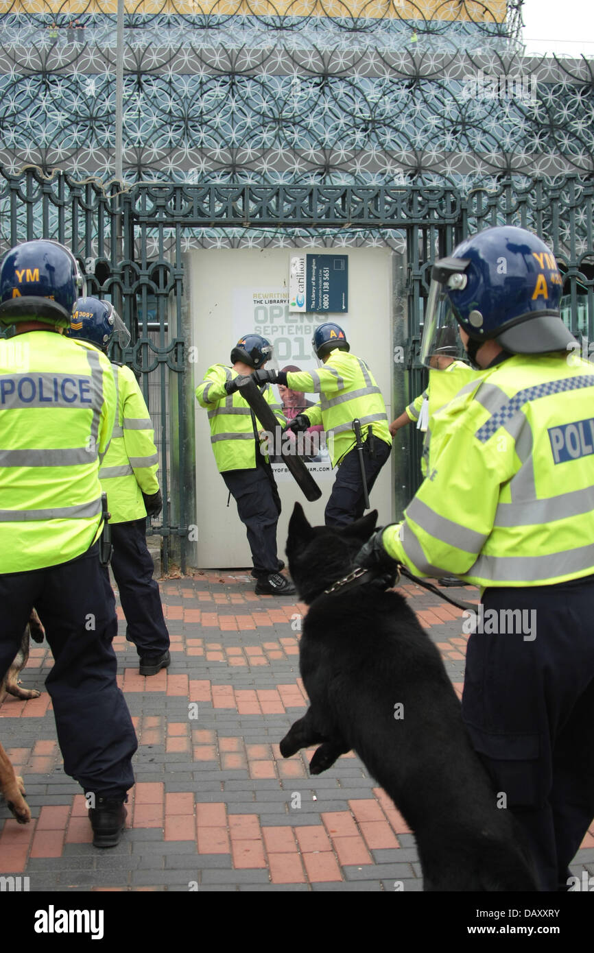 Birmingham, Vereinigtes Königreich. 20. Juli 2013. Polizeihunde und Misshandlung Teams schützen den Bereich von EDL Gewalt. Bildnachweis: Peter Lopeman/Alamy Live-Nachrichten Stockfoto