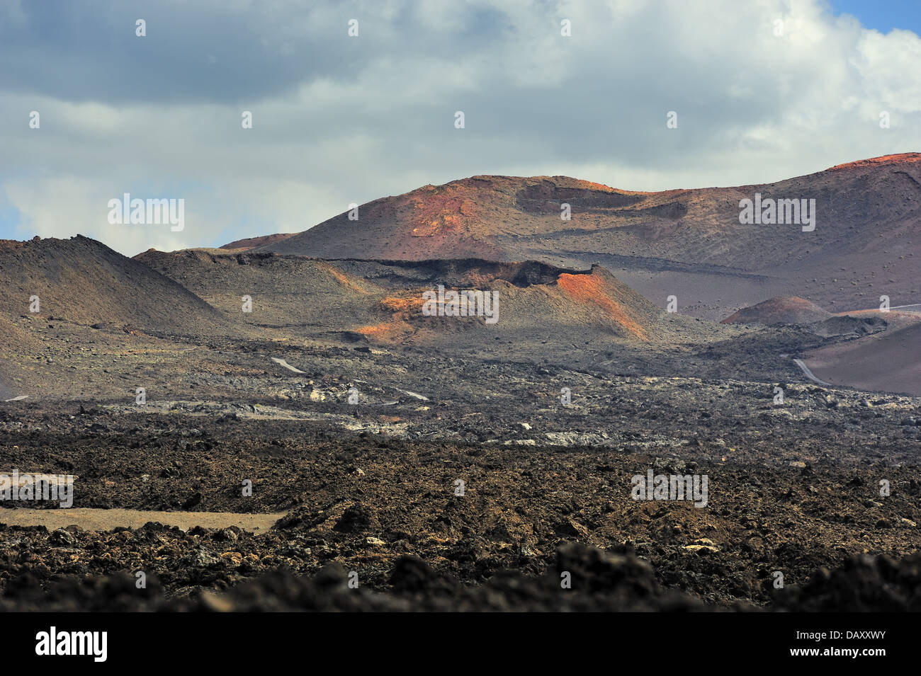 Lavafeld und Vulkanberge im Timanfaya-Nationalpark, Insel Lanzarote, Kanarische Inseln, Spanien Stockfoto