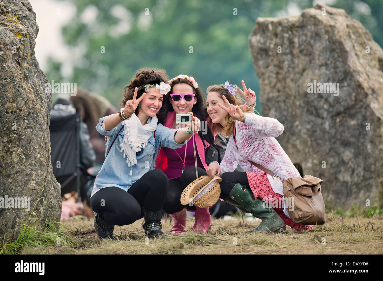 Glastonbury Festival 2013 eine Gruppe von Mädchen Aufzeichnen der Zeitpunkt, an dem Stein Kreis UK Stockfoto