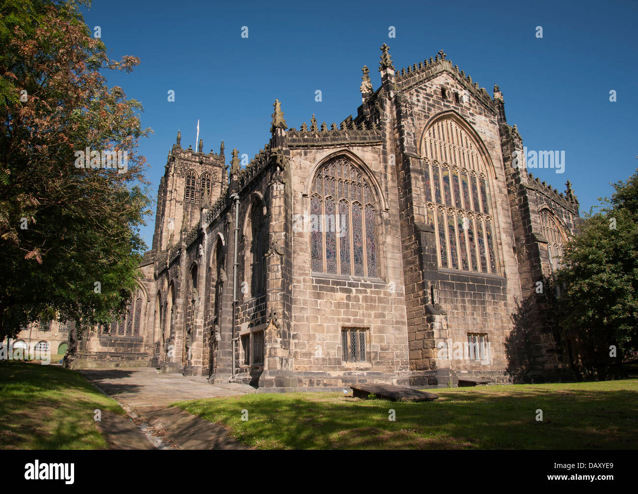 Ostfassade des Halifax Münsters zeigt Buntglasfenster Stockfoto