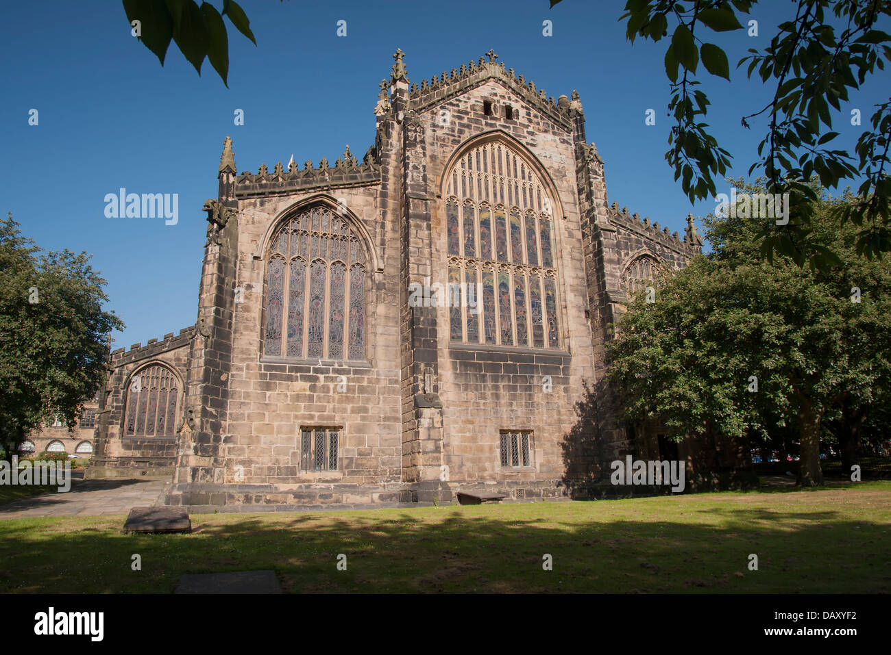 Ostfassade des Halifax Münsters zeigt Buntglasfenster Stockfoto