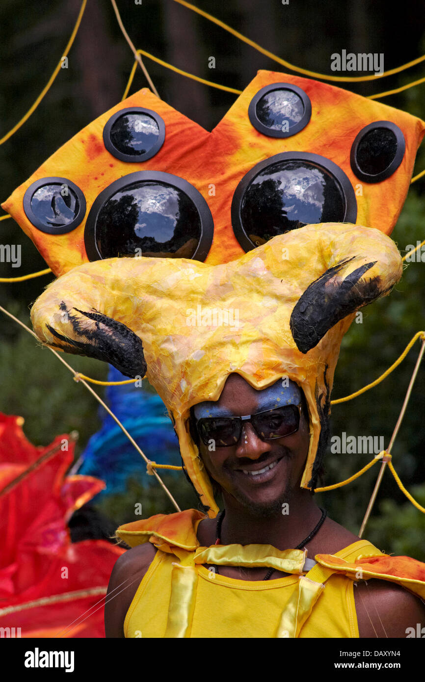 Bournemouth, UK. 20. Juli 2013.  Ein Tag der sinnlichen Freuden, ein Fest der Farben, Musik und Tanz. Eine afrikanische Karibik Stil Karnevalsumzug findet geht entlang der Strand Strandpromenade begeistern Besucher, im Rahmen des Bournemouth Maskerade Festivals, produziert von "Umoja" Arts Network mit schillernden lebendige Kostüme, Skulptur und Puppen zu den Klängen der Karibik durchführen. Die Veranstaltung beinhaltet Bournemouth Schulen, einige brillante Künstler und die lokalen afrikanischen Karibische Gemeinschaft, die kulturelle Vielfalt in Bournemouth zu feiern. © Carolyn Jenkins/Alamy Stockfoto