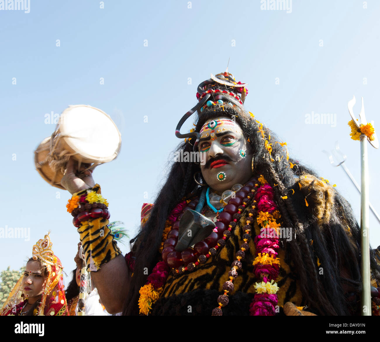 Künstler, die in einer traditionellen Prozession Pushkar Camel Fair, Pushkar, Ajmer, Rajasthan, Indien Stockfoto