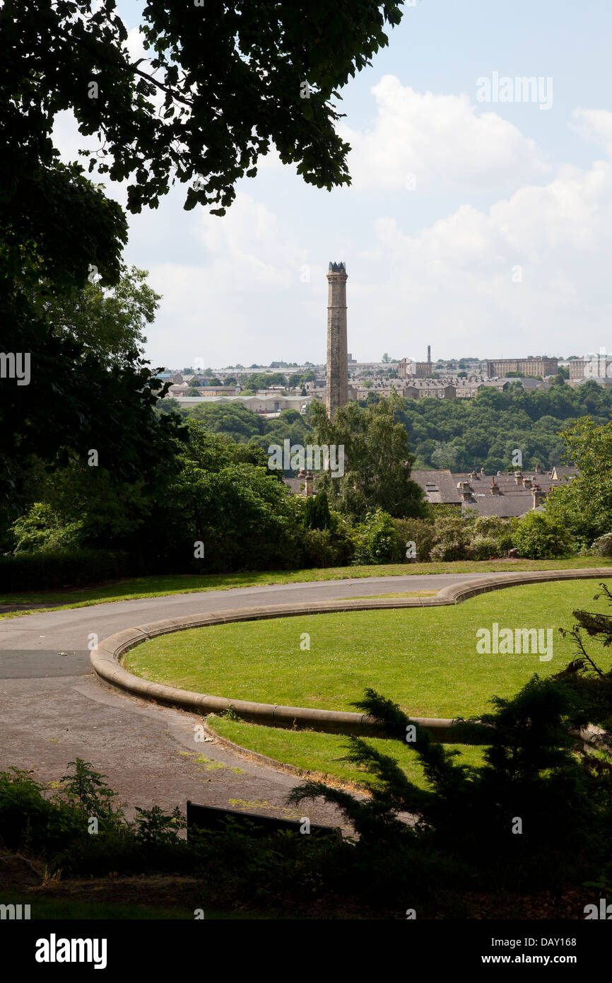 Ackroyd Park mit Blick auf Dean Clough, Halifax, West Yorkshire Stockfoto