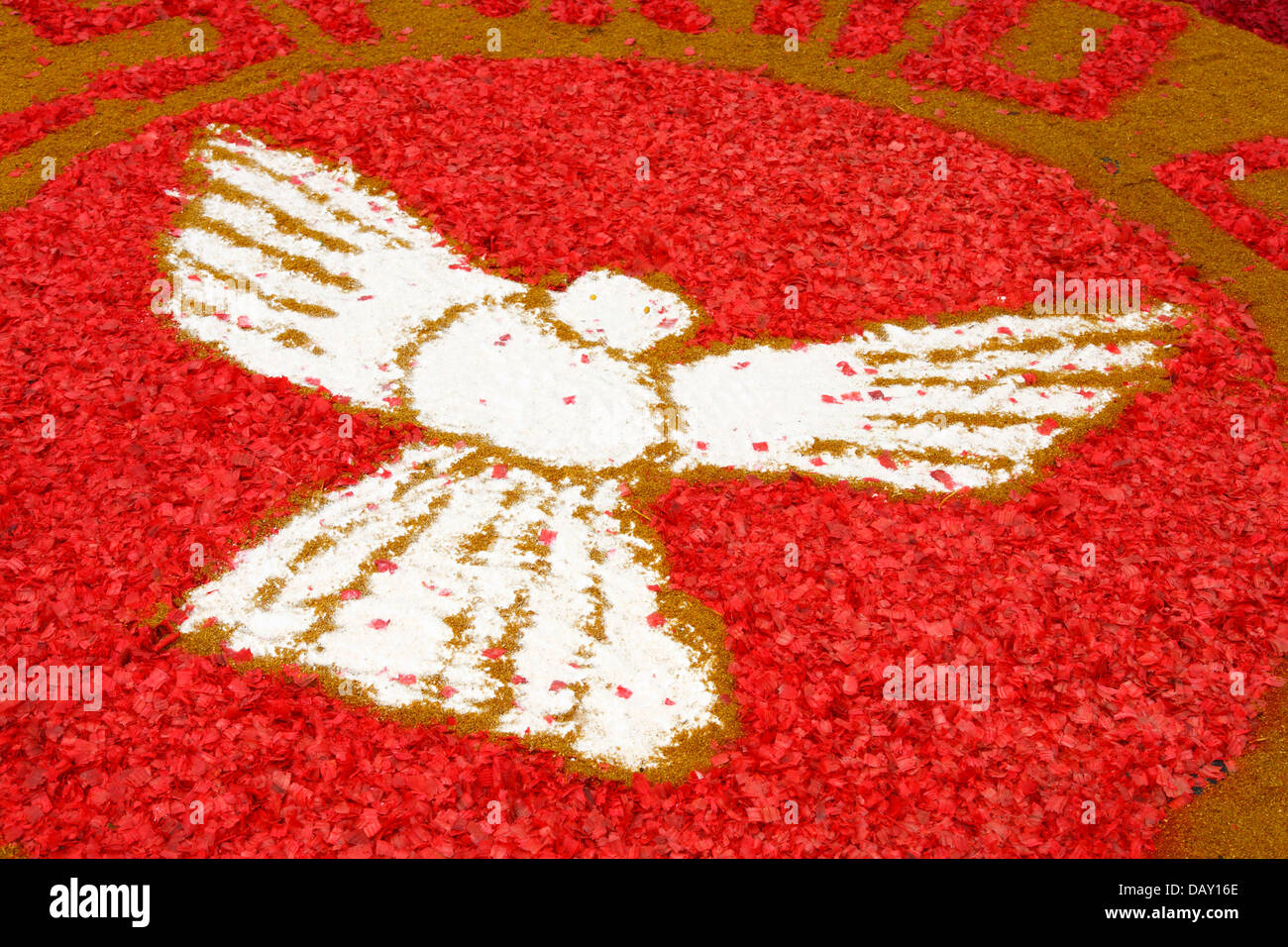 Blumenteppich, eine weiße Taube, Symbol des Heiligen Geistes darstellen. Sao Miguel, Azoren, Portugal Stockfoto