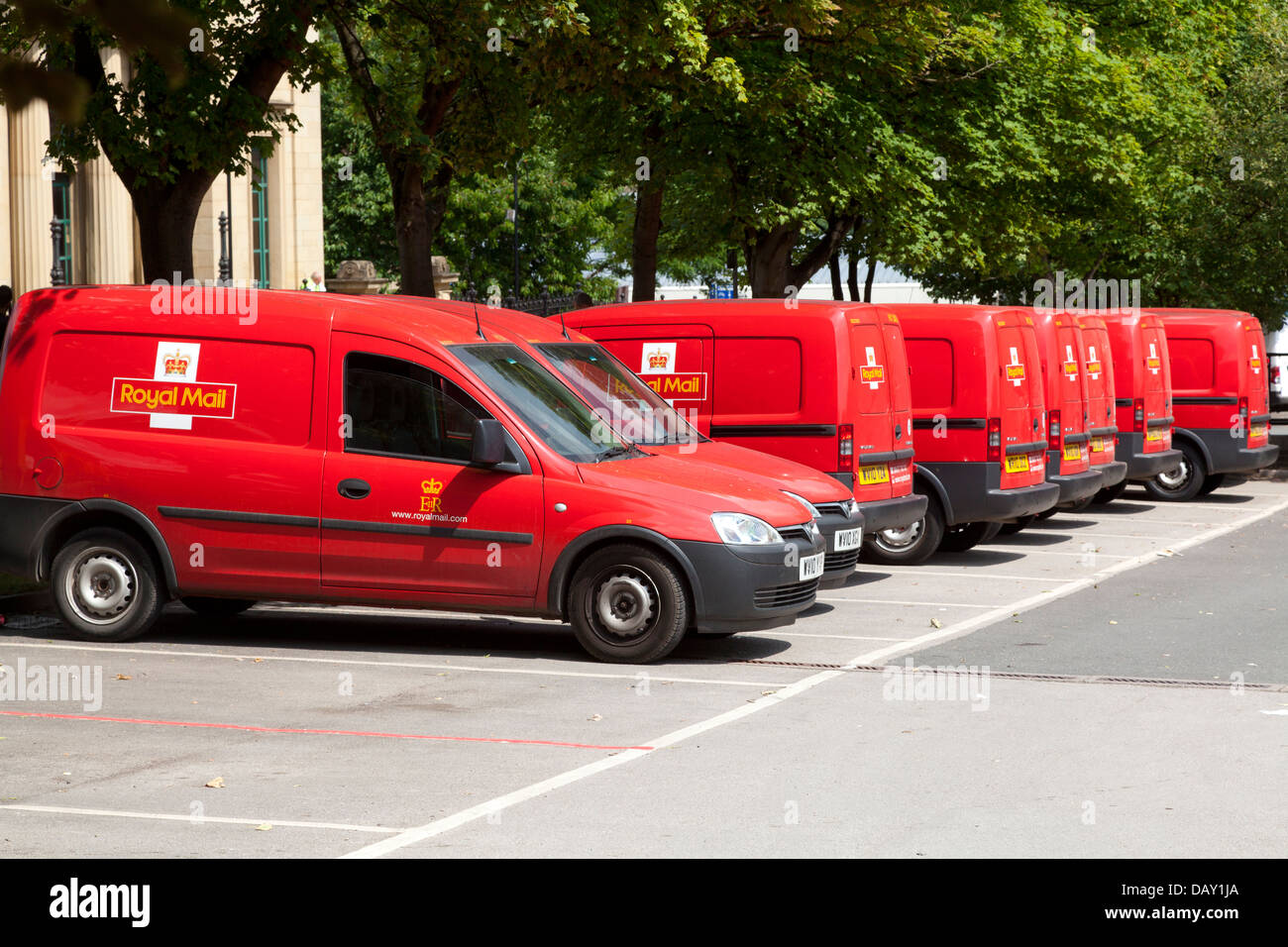 Eine Reihe von geparkten Royal Mail Delivery vans, Halifax, West Yorkshire Stockfoto