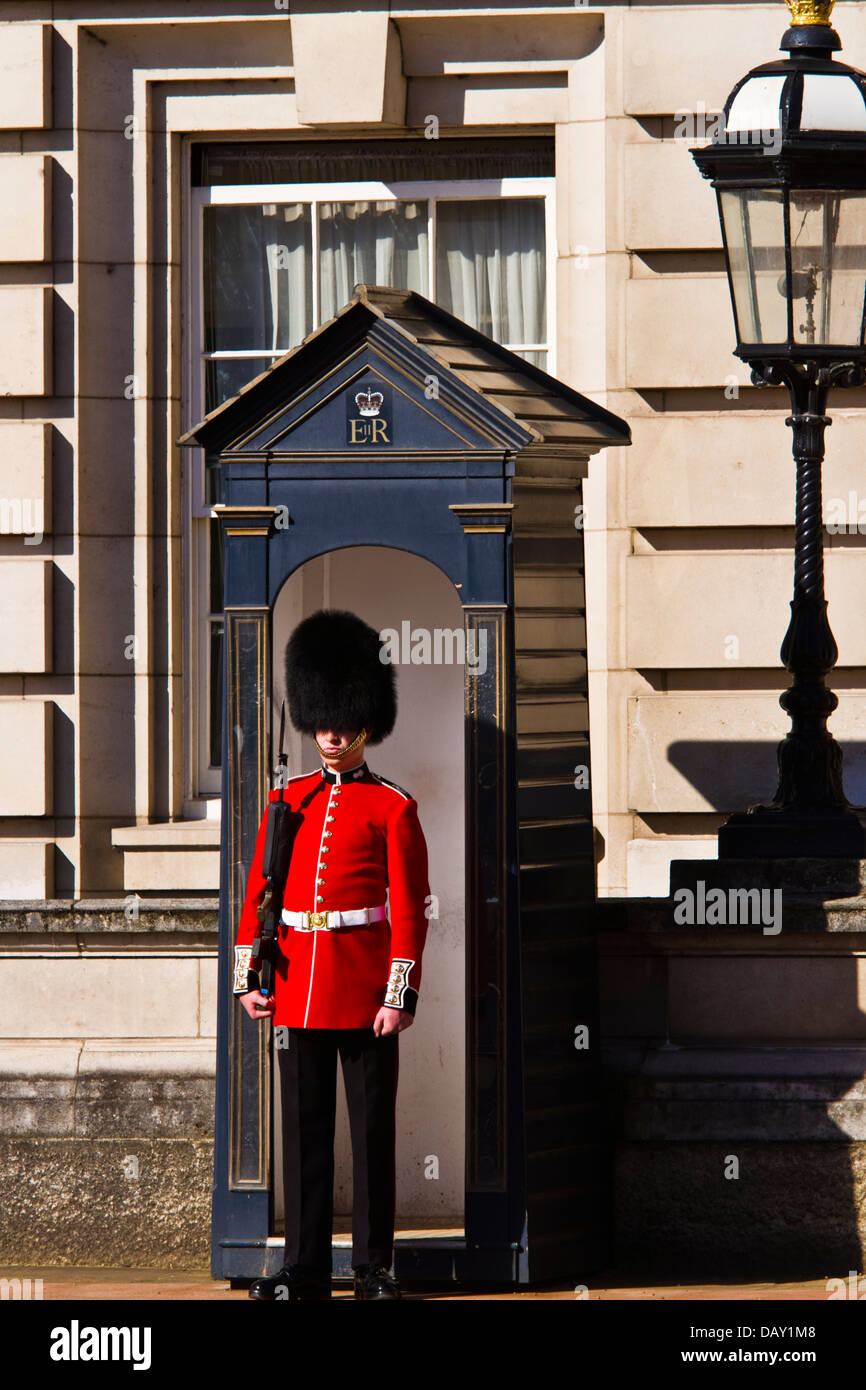 Garde auf Wache am Buckingham Palace, London Stockfoto