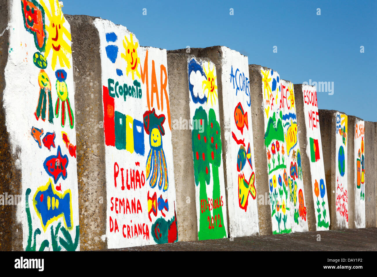 Kinder Kunstwerke gemalt auf den Yachthafen von Vila Franca do Campo, Azoren, Portugal. Stockfoto