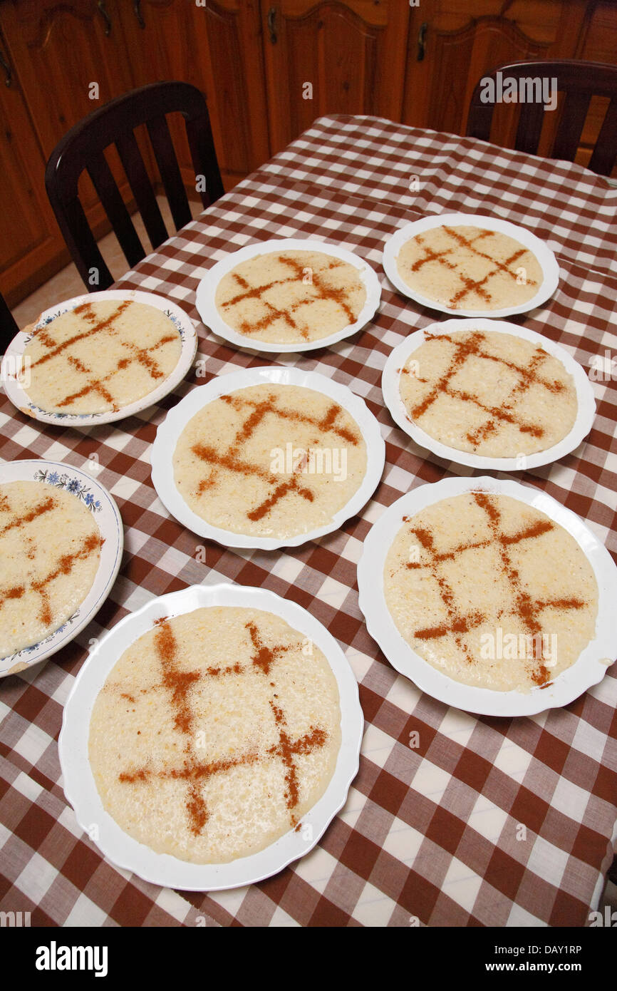 'Papas Grossas' oder "Papas de Carôlo" sind ein portugiesisches Gericht hauptsächlich aus einem speziellen dicker mahlen Maismehl hergestellt Stockfoto