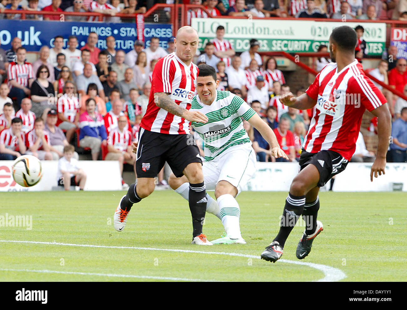 Brentford, London, UK. 20. Juli 2013. Tom Rogic schießt vorbei Adam Forshaw während der Vorsaison Freundschaftsspiel zwischen FC Brentford und schottischen Premier League Champions Celtic von Griffin Park. Bildnachweis: Aktion Plus Sport/Alamy Live-Nachrichten Stockfoto