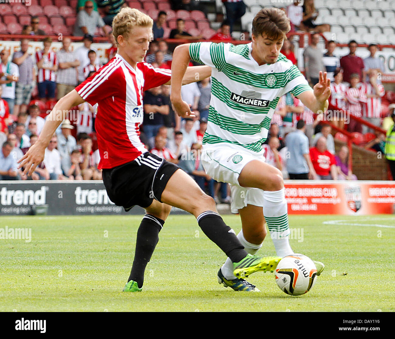 Brentford, London, UK. 20. Juli 2013. Jackson Irvine Lauf wird von Tony Craig während der Vorsaison Freundschaftsspiel zwischen FC Brentford und schottischen Premier League Champions Celtic von Griffin Park gestoppt. Bildnachweis: Aktion Plus Sport/Alamy Live-Nachrichten Stockfoto