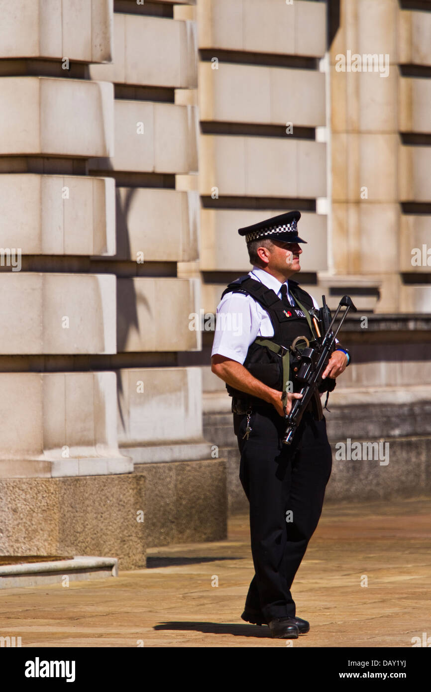 Königlichen Schutz Polizisten patrouillieren vor Buckingham Palace, London Stockfoto