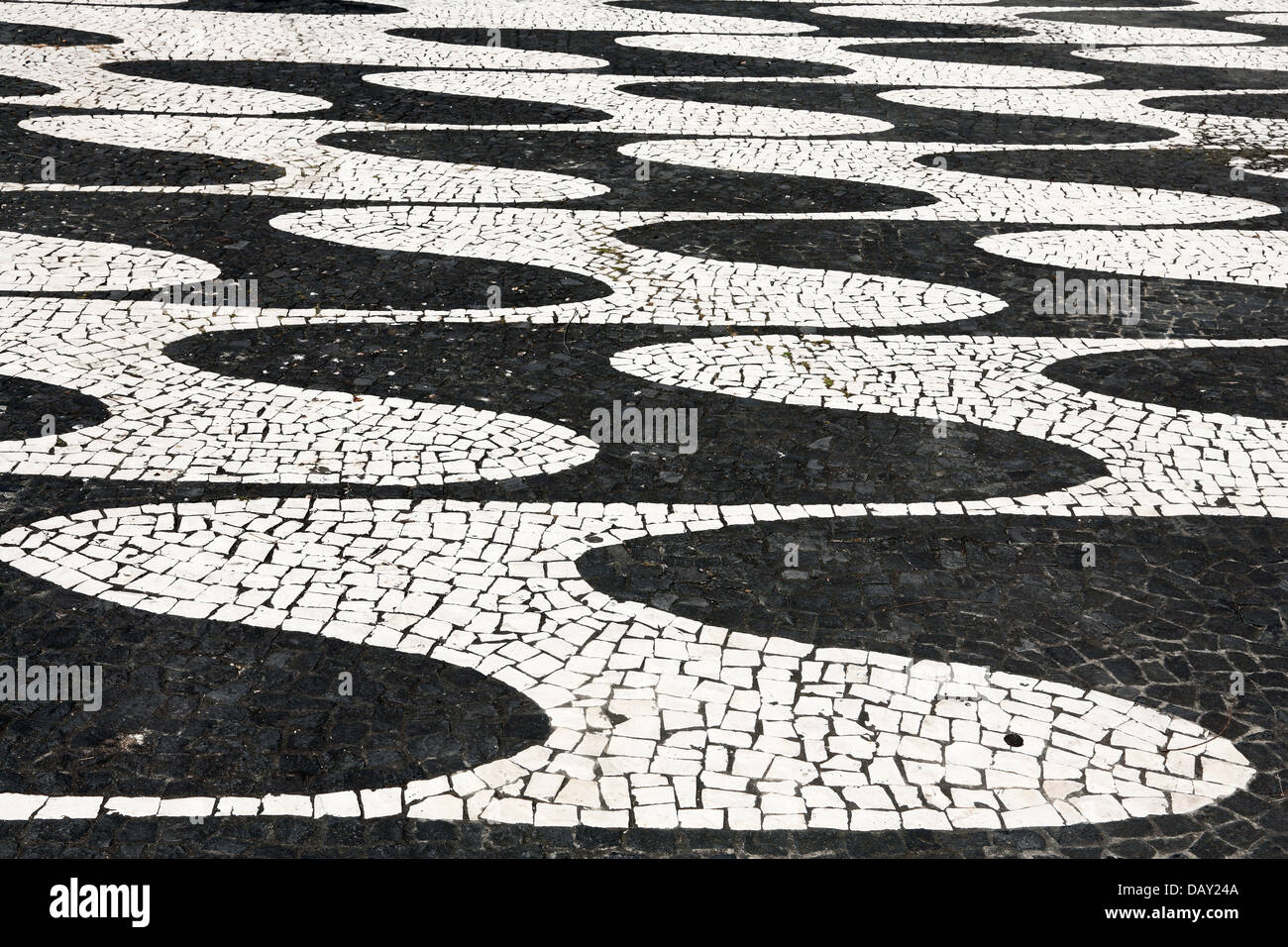 Typische portugiesische Plasterung, "Calçada Portuguesa", mit Basalt und Granit Steinchen gemacht. Azoren, Portugal Stockfoto