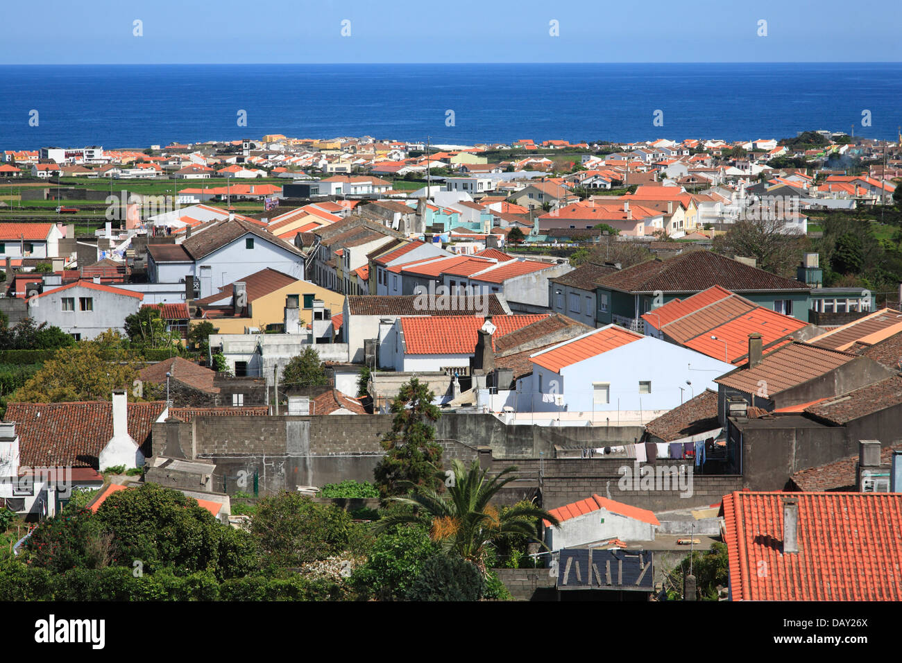 Blick auf die Pfarrkirche von Santa Barbara und die Stadt Ribeira Grande. Sao Miguel, Azoren, Portugal. Stockfoto
