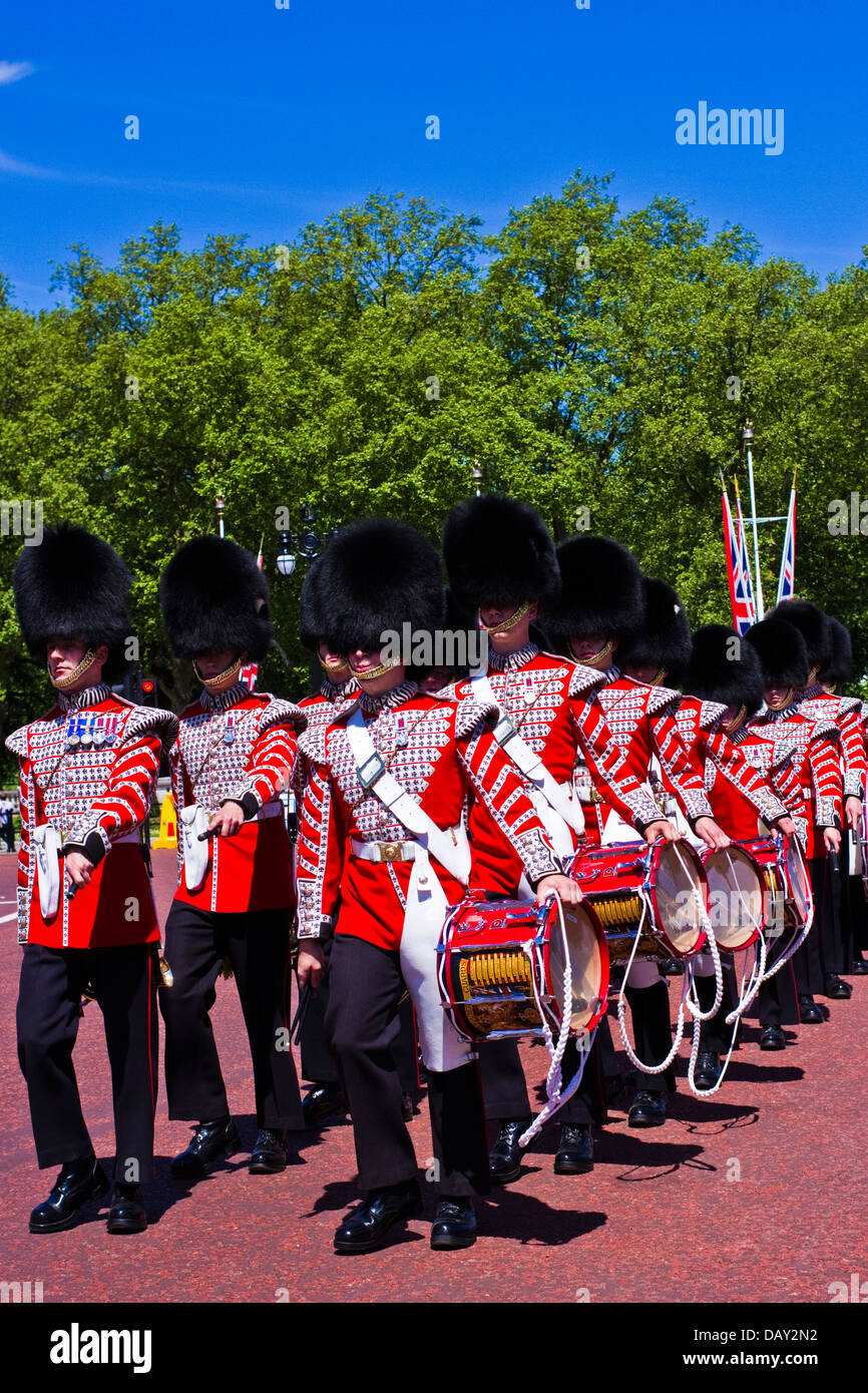 Grenadier Guards Band Rückkehr in die Kaserne nach Wechsel der Wachablösung am Buckingham Palace, London Stockfoto