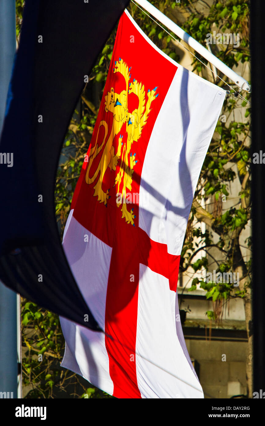 Britische Krone Abhängigkeit Flagge für Sark fliegen in Parliament Square, London Stockfoto