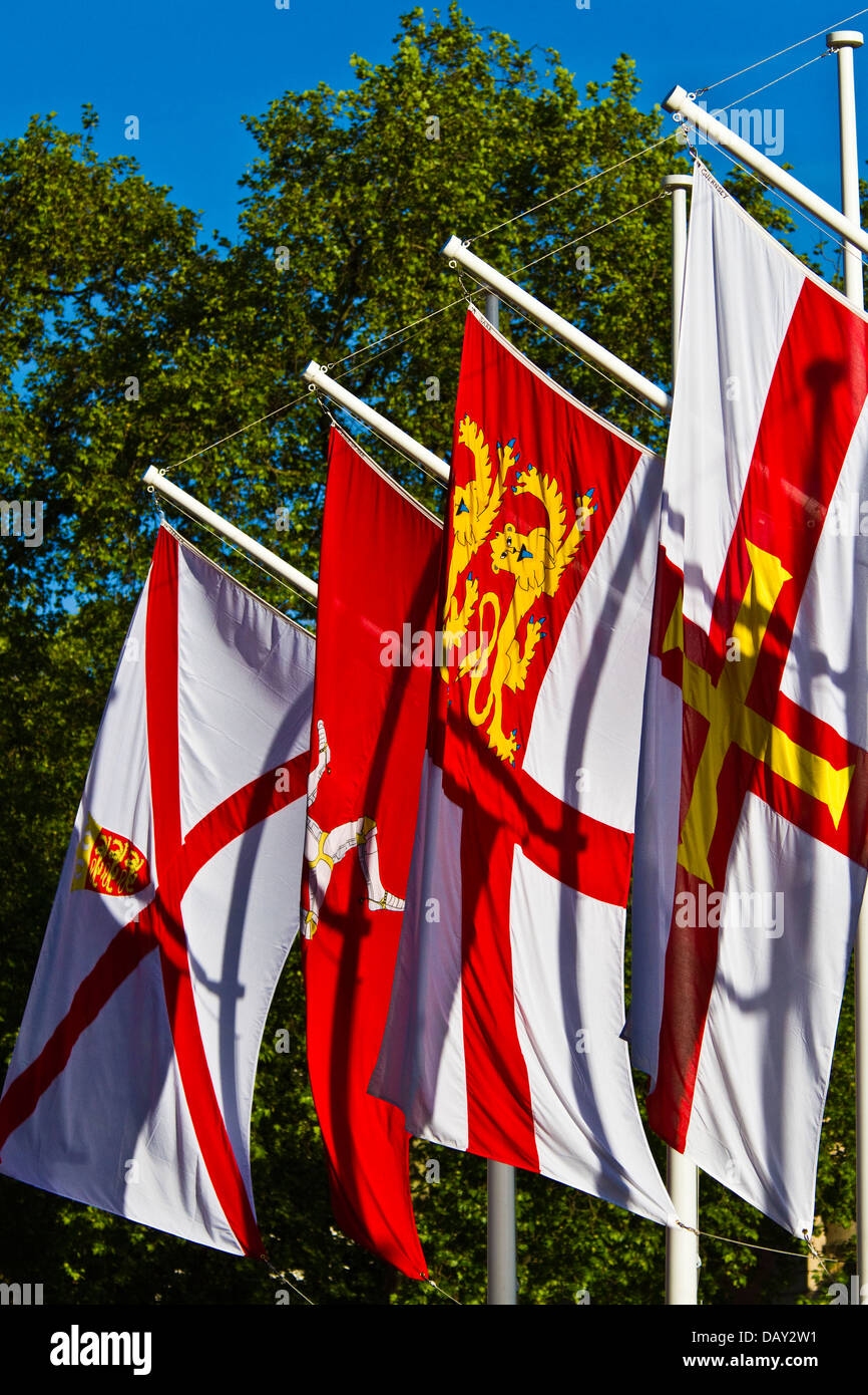 Britische Krone Abhängigkeiten Fahnen in Parliament Square, London Stockfoto