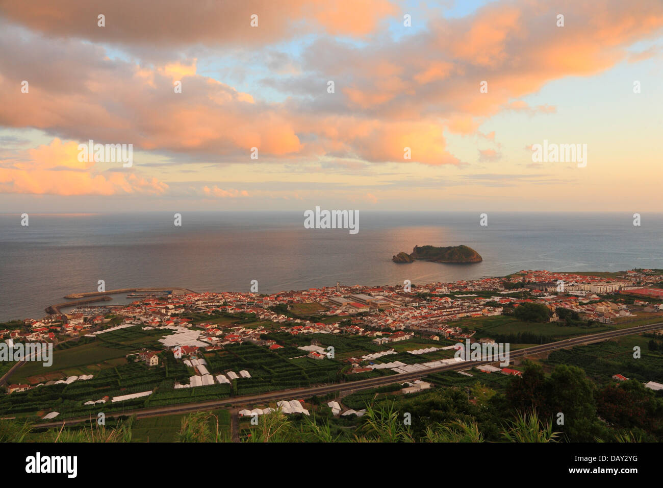 Die Stadt von Vila Franca Do Campo und der Insel bei Sonnenuntergang. Sao Miguel, Azoren, Portugal. Stockfoto