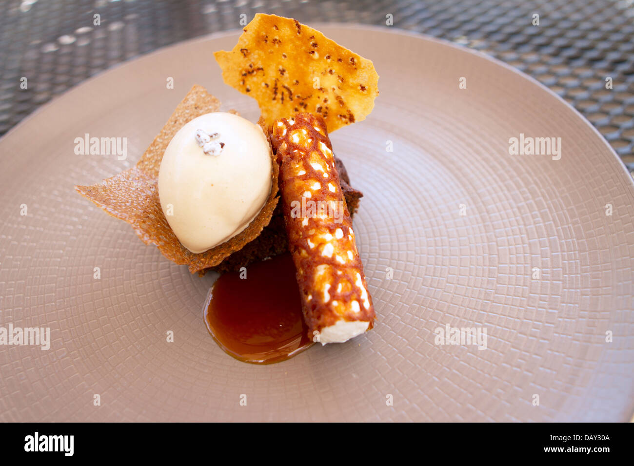 Fine Dining Dessert in der Hand & Blumen Pub und Restaurant, Marlow. Stockfoto