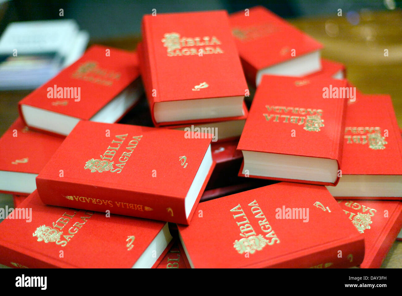 Bibeln mit Deckel Text in portugiesischer Sprache Stockfoto