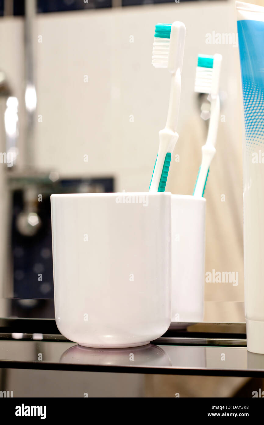 Zahnbürste im Bad mit Reflektion im Spiegel Stockfoto