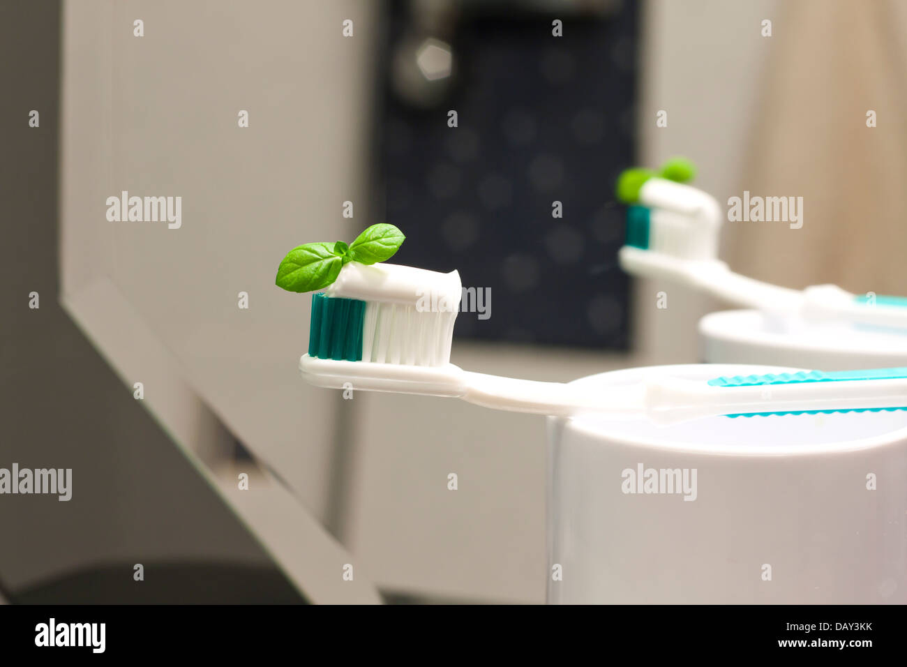 Zahnbürste im Bad mit Reflektion im Spiegel Stockfoto
