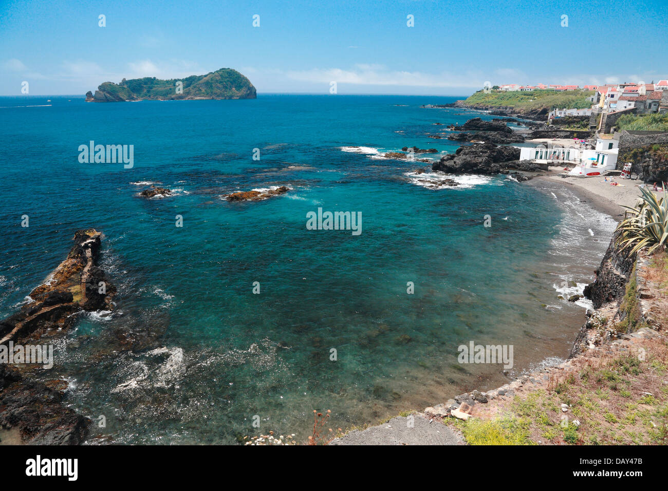 Kleine Bucht und die Insel auf der Insel South Coast von Sao Miguel, Azoren, Portugal. Stockfoto