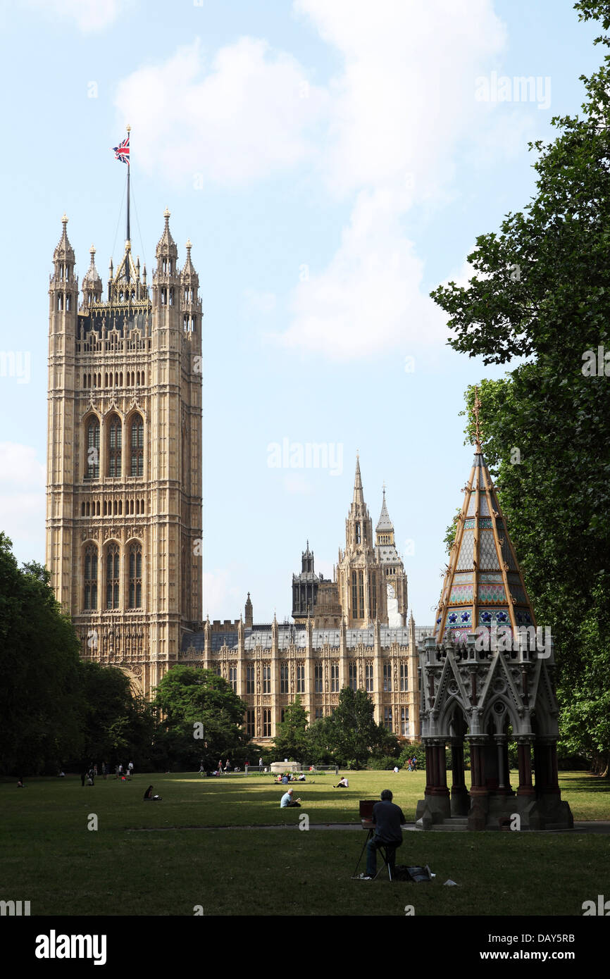 Ein Union Jack-Flagge fliegt auf Victoria Tower am Palace of Westminster in London, England. Stockfoto