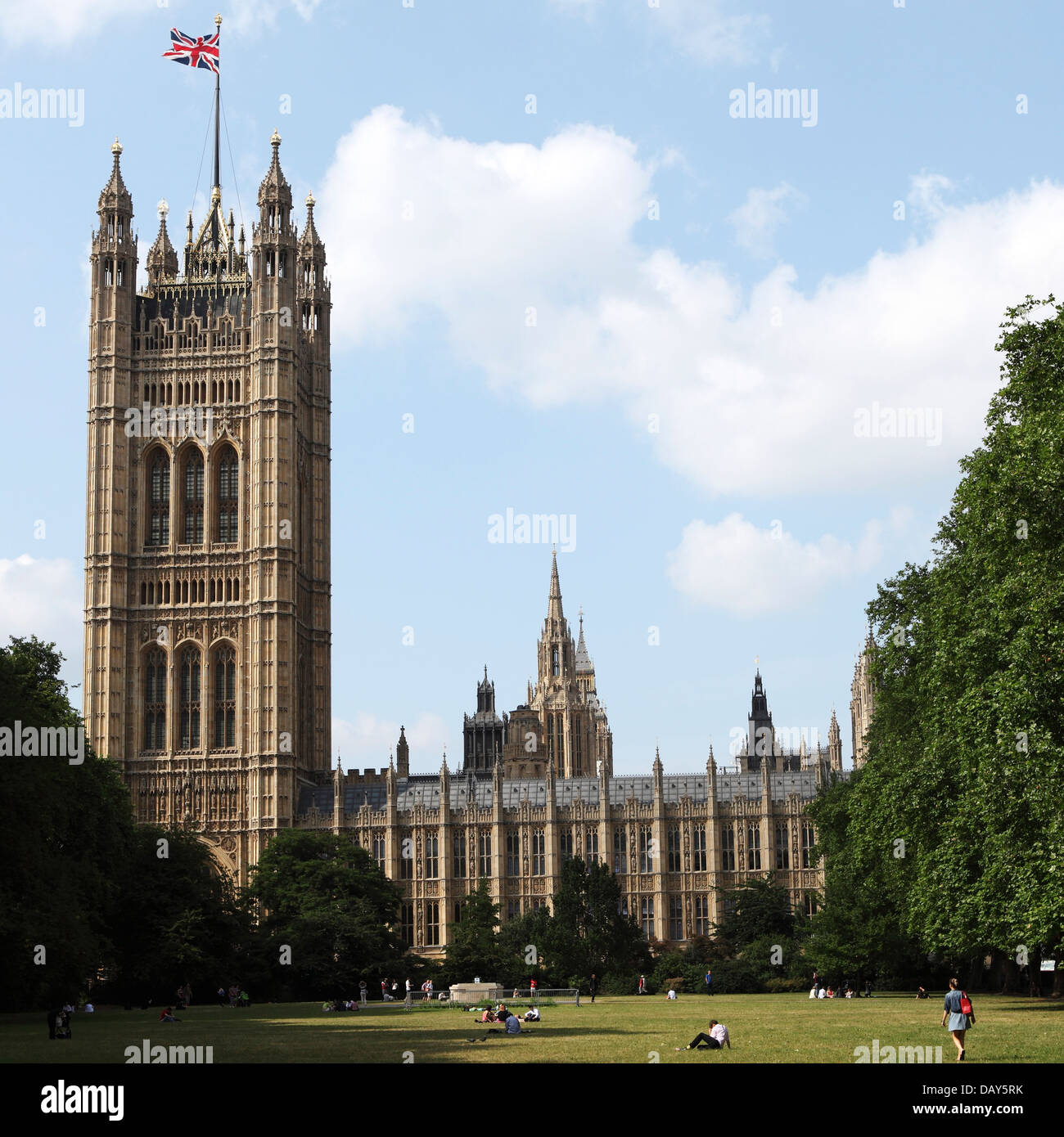 Ein Union Jack-Flagge fliegt auf Victoria Tower am Palace of Westminster in London, England. Stockfoto