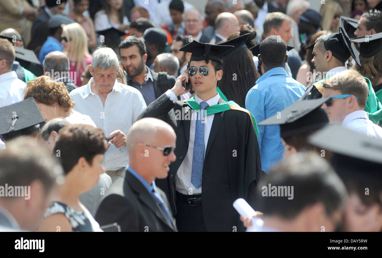 STUDENTEN AN EINER BRITISCHEN UNIVERSITÄT FEIERT AM GRADUIERUNGSTAG IHRER RE EDUCATION GRAD DARLEHEN STUDENT JOBS KARRIEREN AUSLÄNDISCHER UK Stockfoto
