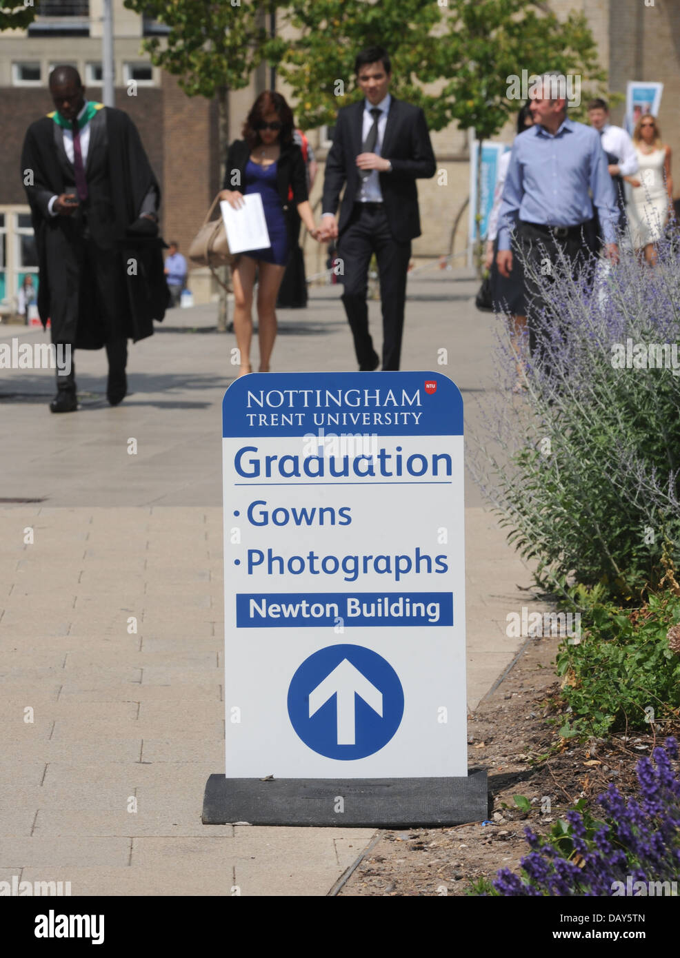 STUDENTEN AN EINER BRITISCHEN UNIVERSITÄT FEIERT AM GRADUIERUNGSTAG IHRER RE EDUCATION GRAD DARLEHEN STUDENT JOBS KARRIEREN AUSLÄNDISCHER UK Stockfoto