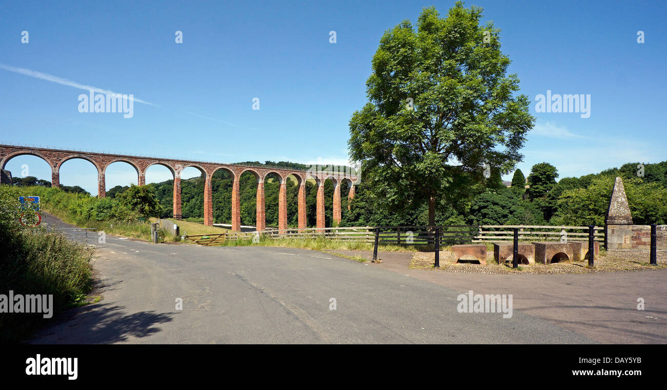 Stillgelegten Leaderfoot Eisenbahnviadukt überspannt Fluss Tweed nahe Newstead in der schottischen Grenzen-Schottland Stockfoto