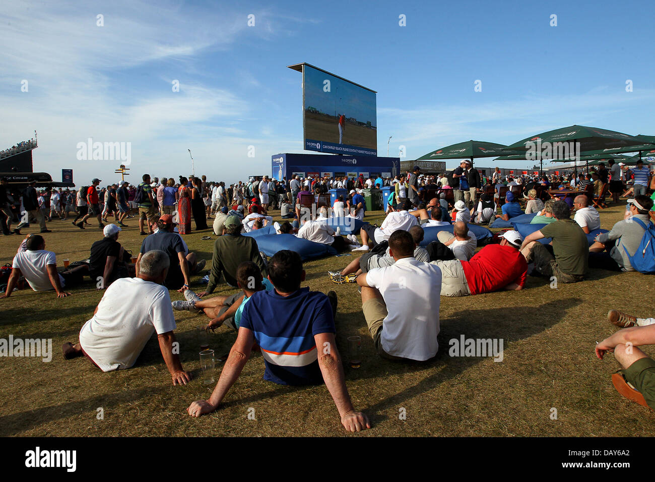 20.07.13 Muirfield, East Lothian, Schottland. Die Menge ansehen die große Leinwand im Zelt Dorf während der dritten Runde der Open Golf Championship von Muirfield Die Open Championship 2013 werden die 142. Open Championship, 18.-21. Juli abgehaltenen Muirfield Golf Links in Gullane, East Lothian, Schottland. Stockfoto