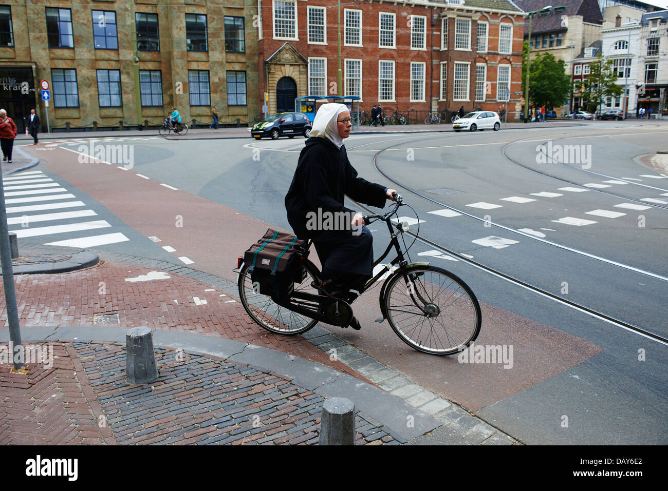Nonne Fahrrad Fahren Stockfotos und -bilder Kaufen - Alamy