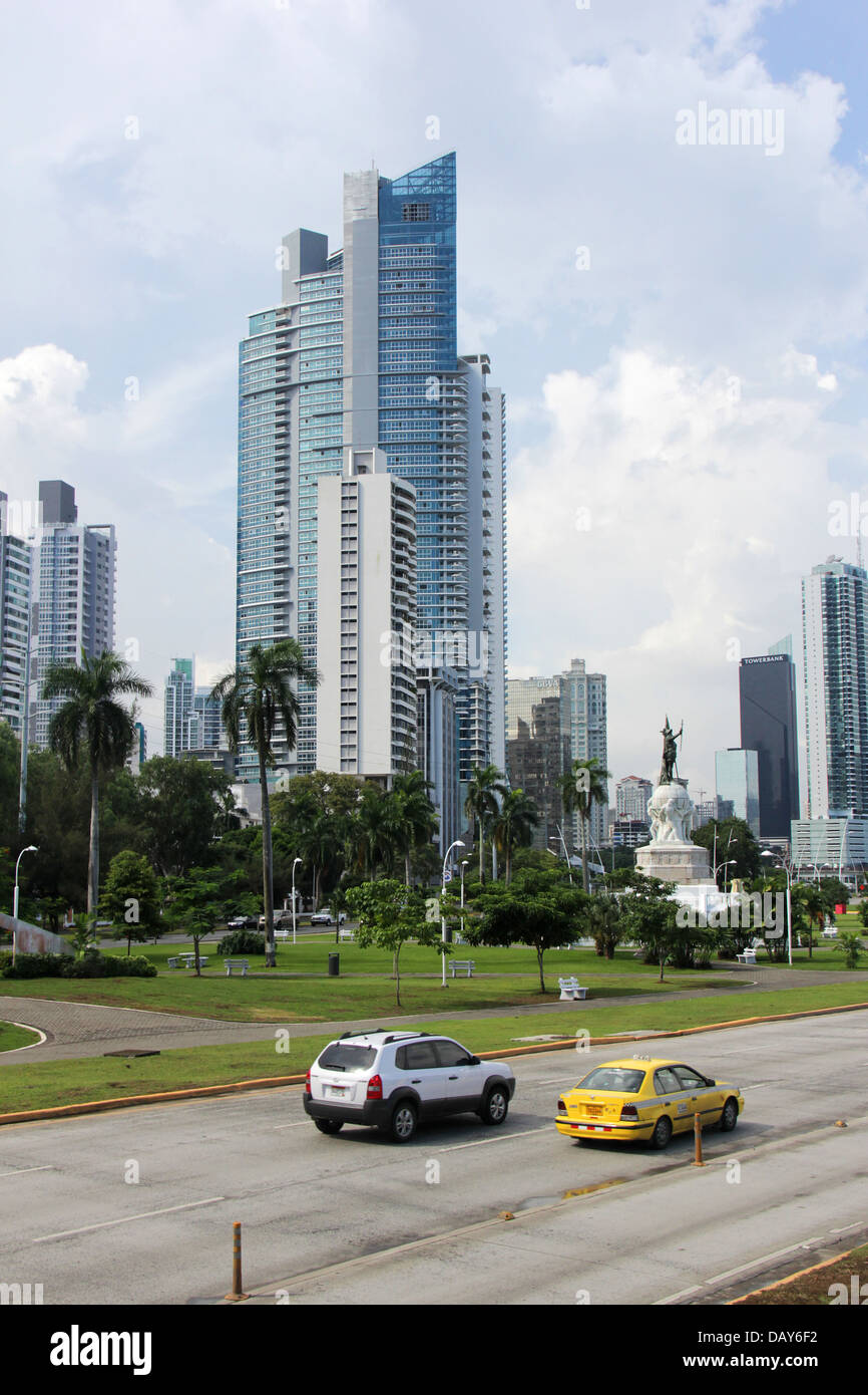 Skyline von Panama City, Panama. Moderne Wolkenkratzer an der Cinta Costera-Balboa Avenue, preislich hoch Immobilien Wohnungen. Stockfoto