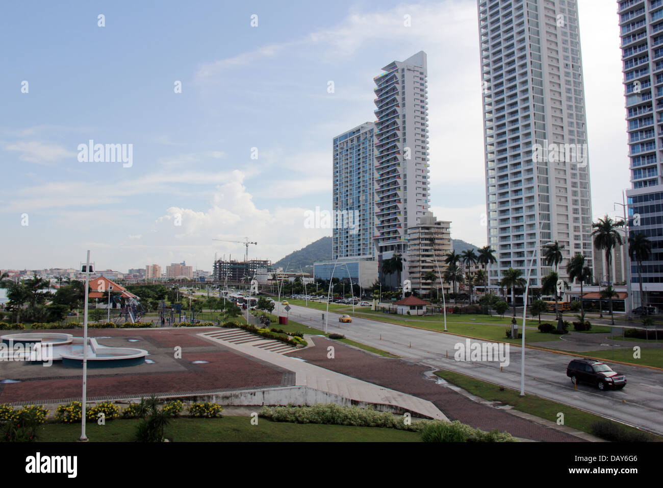 Moderne Metropole Wolkenkratzer an der Avenida Balboa oder Cinta Costera von Panama-Stadt, Panama in Mittelamerika. Stockfoto