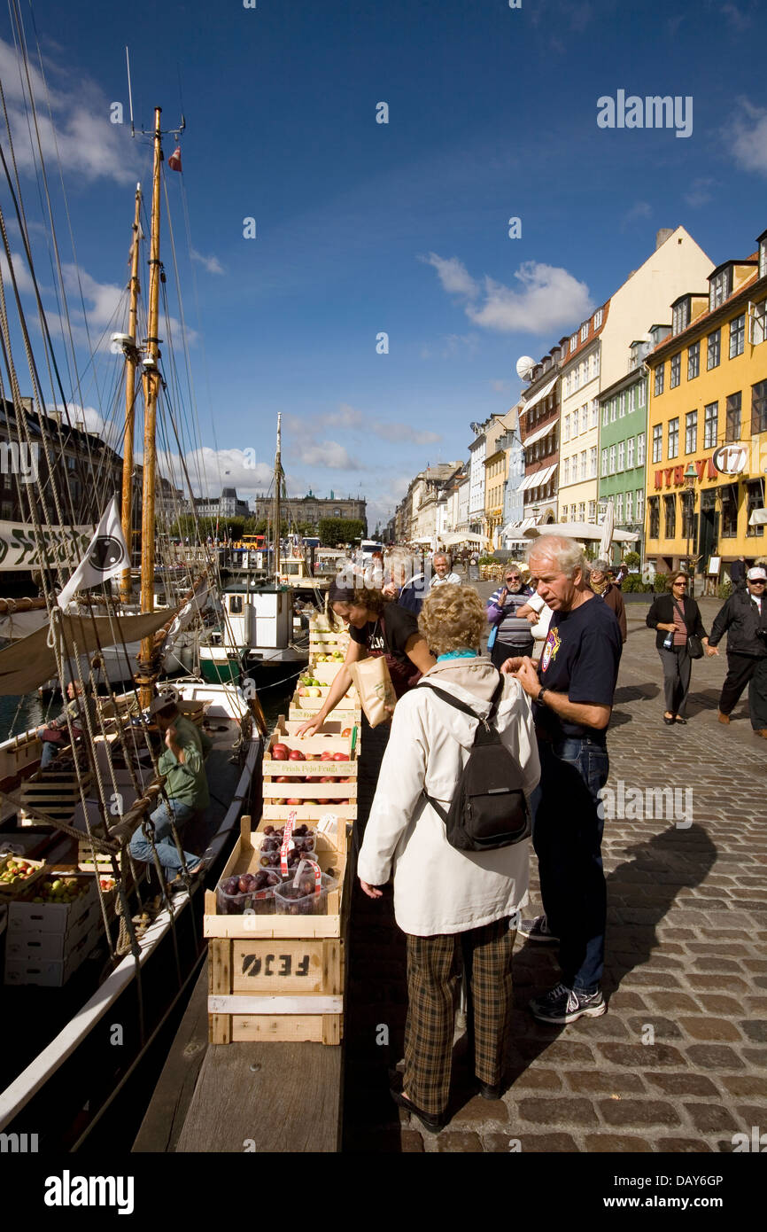 Straßenszene am Nyhavn Kanal, Kopenhagen, Dänemark. Stockfoto