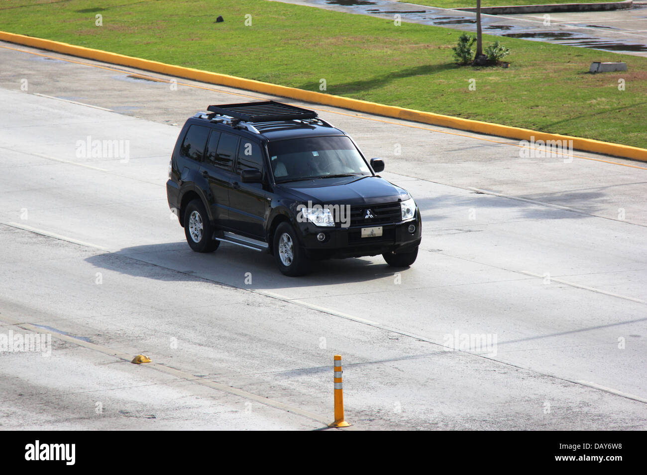 Eine dunkle Mitsubishi Montero SUV in einer Straße Straße tagsüber. Stockfoto