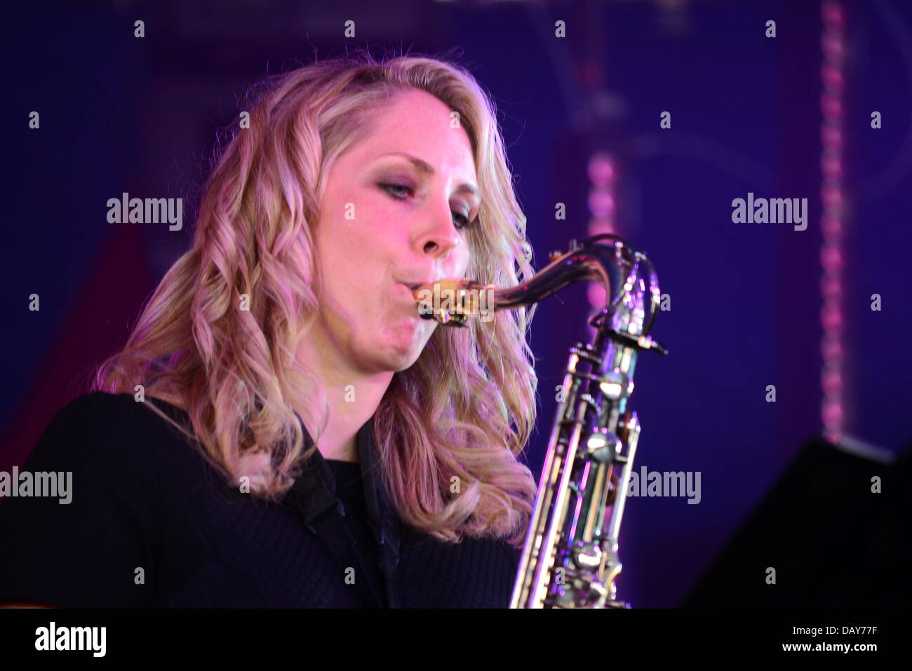 London, UK. 20. Juli 2013. Dale Storr New Orleans Big Band tritt in London größten Ealing Blues in Walpole Park. Bildnachweis: Siehe Li/Alamy Live News Stockfoto