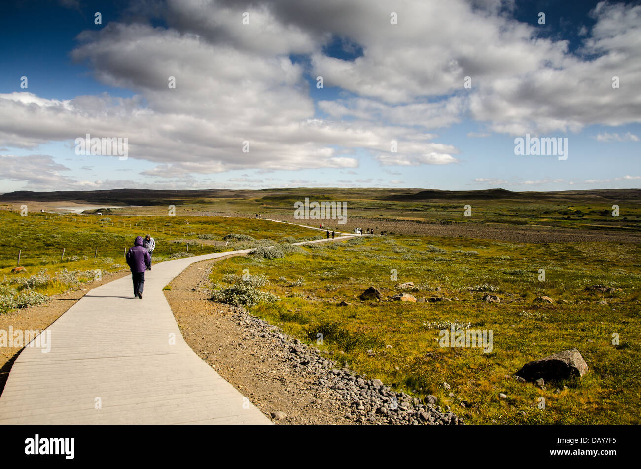 Holz weg in Richtung Wasserfall Gullfoss, Island Stockfoto