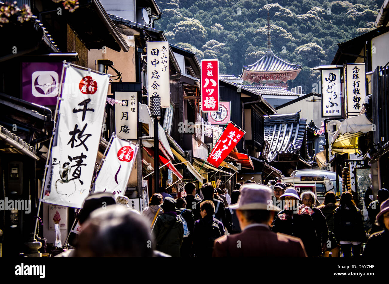 Higashiyama-Region - der Ansatz zum Kiyomizudera (清水寺, buchstäblich "Pure Wasser-Tempel") Stockfoto